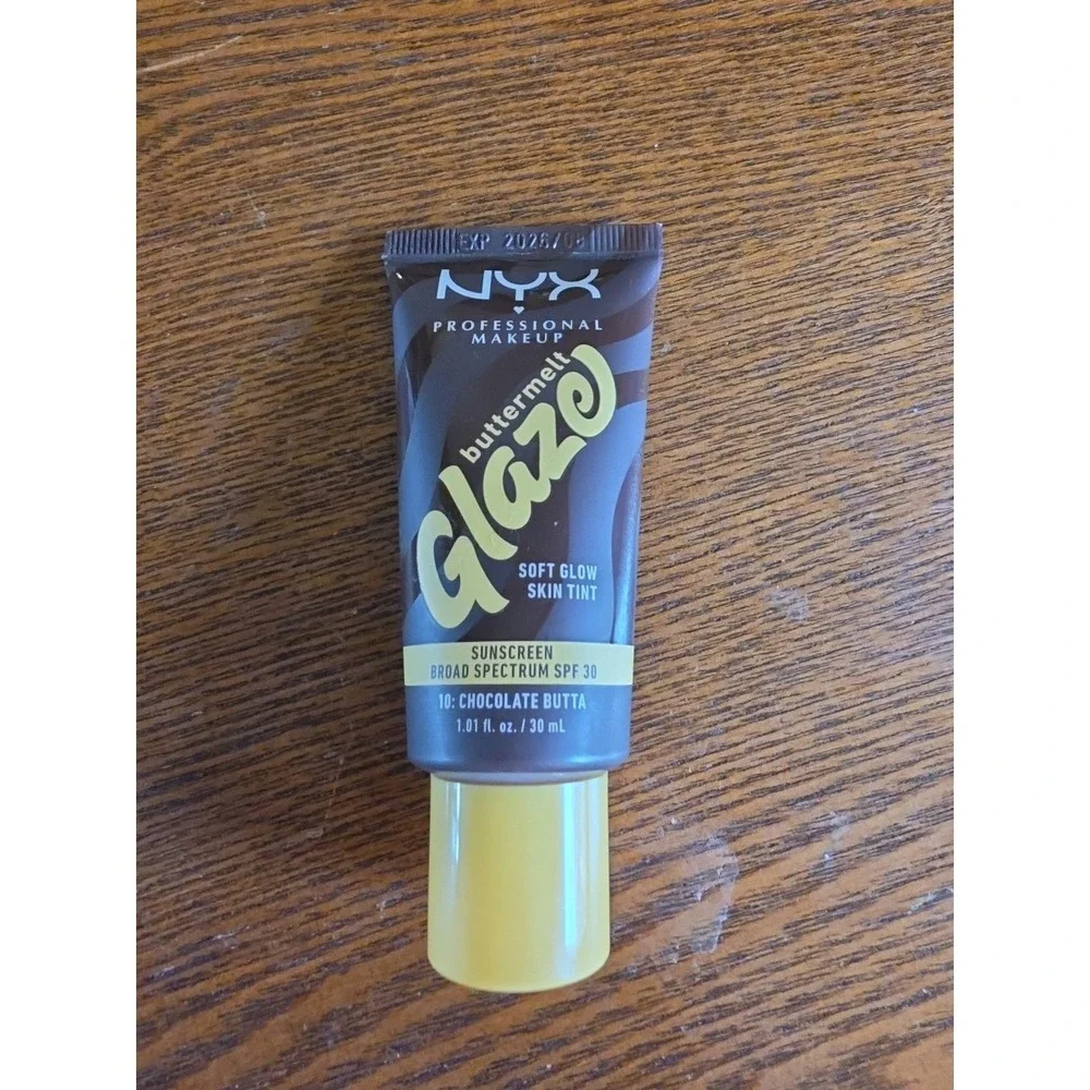 1 NYX Buttermelt Glaze‎ Soft Glow Skin Tint SPF 30 Chocolate Butta